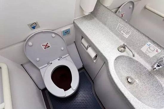 飞机上怎么上厕所